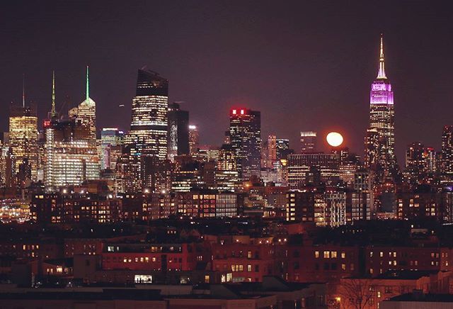 Moonrise over the skyline of midtown Manhattan #newyorkcity #newyork #nyc @empirestatebldg #moon